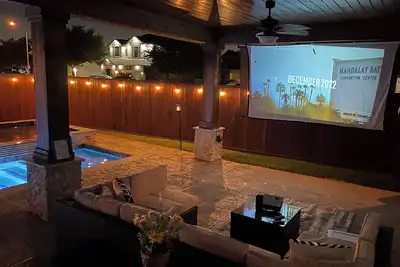 Image de Luxurious Large Modern Home, heated spa and pool