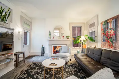 Image de Updated Historical apartment close to a park and two blocks from the best dining