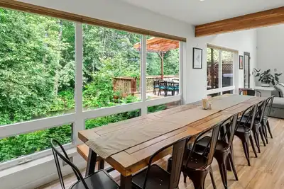 Image de Creekside Retreat, King Bed Near Downtown & Trails, sleeps 14!