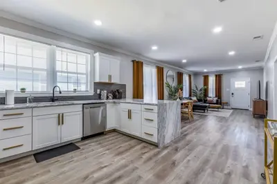 Image de Gated Parking-Private Fenced Yard