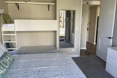 Image de Newly Renovated Waikiki Condo 2 blocks to the Beach! Free parking.