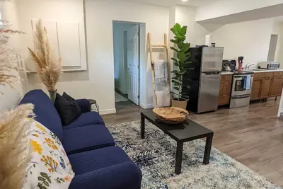 Image de Garden-Level Suite in Quiet Colwood Neighbourhood