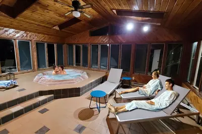 Image de Hemlock Estate: Indoor Hot Tub, Heated Pool, Game Room; Spacious, Ski & More!