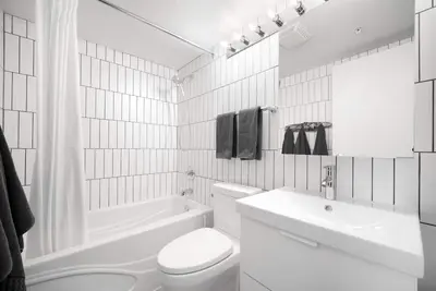 Image de Located in an amazing neighbourhood (English Bay/Coal Harbour).