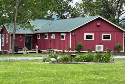 Image de 4 Bedroom, 1. 5 bath- Air-Conditioned House on Lake Champlain - Seasonal May- Oct