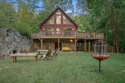 Image de Spectacular Log Cabin Home 45 minutes to Asheville