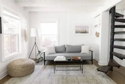 Image de Amazing Location! Charming home - Little City Bungalow