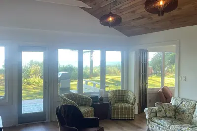 Image de Bright and Cheerful Lake Front Beach Cottage