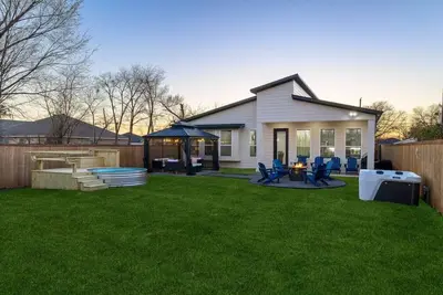 Image de Luxe Retreat--Hot Tub/Pool/Firepit near State Fair