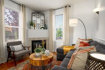 Suite Magnolia. Steps to Downtown & Breweries. Modern 2 bedroom apt w/fireplace.