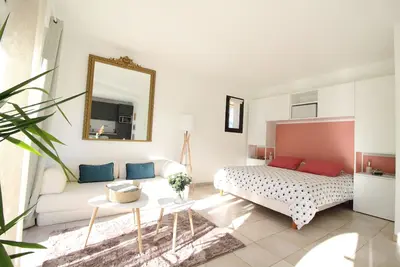 Image de Studio (30m2) tout confort avec piscine et jardin