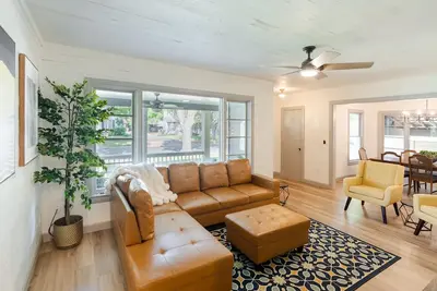 Image de Farmhouse meets Mid-Century Modern 1 Block from TownSquare