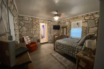 Image de Cozy Rock Cottage w/awesome bathroom in town (pet friendly)