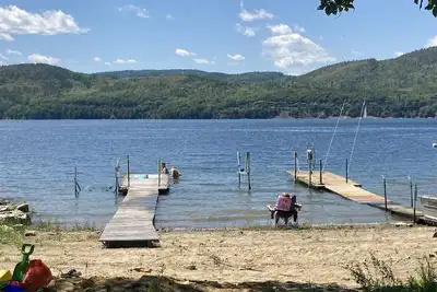 Image de Summer camp on the water w/dock on the bay, gas fireplace.