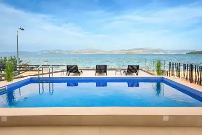 Image de Magnifique maison Ă Drace avec jacuzzi