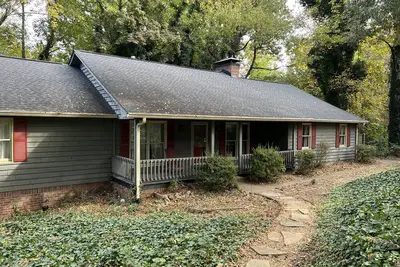 Image de 5 minutes to Marietta Square! Cozy, spacious home overlooking a wooded back yard