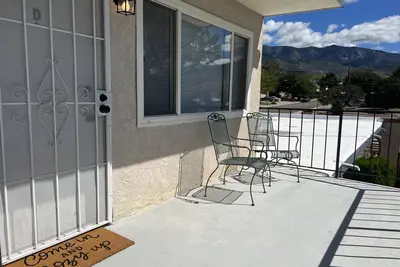 Image de Cozy private upstairs retreat w\/ mountain views!