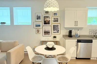 Image de Private Suite • King Bed • Free Parking • 270 Mbps Internet • Netflix • Quiet