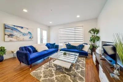 Image de RoyalBlueWildOasisCornerPNHSEKingBedU\/G Wi-fi