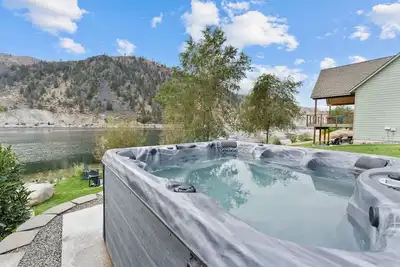 Riverfront: Private Beach, Hot Tub, Sauna, Dock & Boat Launch!