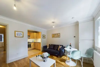Image de Lovely 2-bed Redhill town centre apartment