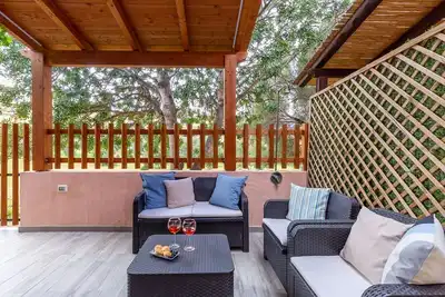 Image de Located a stone's throw from the center, the entrance to the cottage is independent