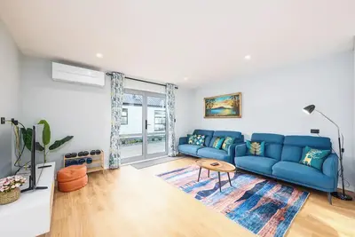 Image de New, family friendly warm unit, free parking