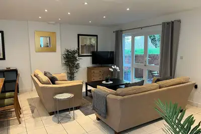 Image de School Path Ironbridge Home with Rear Garden