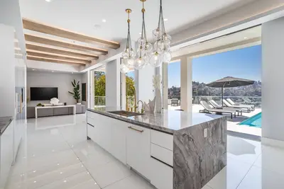 Image de Olympus Estate - Tri-Level Modern Masterpiece with Incredible City Views