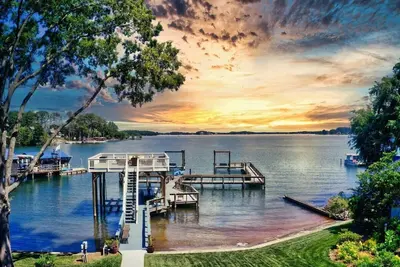 Image de Spacious, luxurious Port Royale Lakefront, water access and a massive Dock, wide lake view sleeps 22