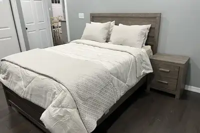 Image de Cheerful, renovated 3 bedroom home with parking.