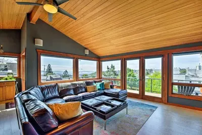 Scenic Water-View Queen Anne Home, 2Mi to Downtown