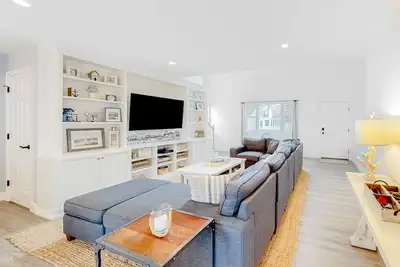 Quiet coastal home with large deck, washer/dryer, Ac - golf nearby