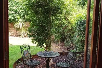 Image de Secluded, garden flat in North London