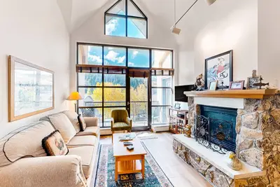 Image de Beautiful condo with gas fireplace, WiFi, private washer/dryer, & mountain view