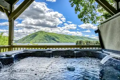Image de Our Point of View - Lakefront home with hot tub, pool table, dock - dog-friendly