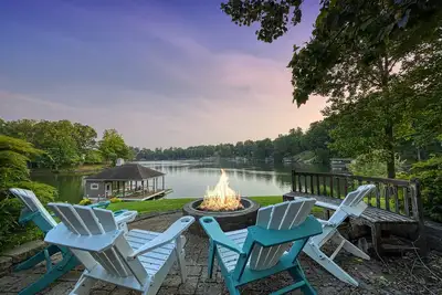 Image de Lakefront getaway with private dock, office, firepit, deck, & pool table