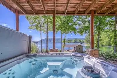 Image de The Lodge on Smith Mountain Lake - Lakefront cabin w/ dock, hot tub & pool table