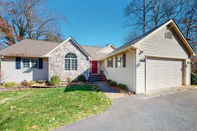 Image de The Lake House on Sunset Point - Lakefront home with private dock & pool table