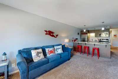 Image de Third-floor beachfront condo with a balcony, full kitchen, & ocean views