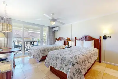 Image de Top-floor corner unit at oceanfront resort - steps to beachside pool & hot tub