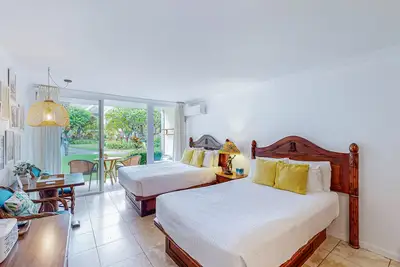 Image de Ground-floor zen studio with garden-view lanai, Ac, beachside pool/hot tub