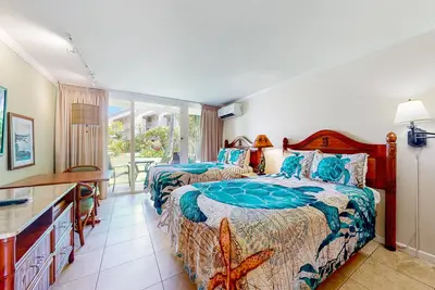 Image de Ground-floor beach studio - ocean-view lanai, Ac, steps to pool & hot tub