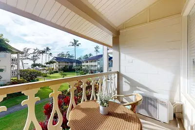 Image de Resort studio condo with ocean-view lanai, Ac, steps to beachside pool & hot tub