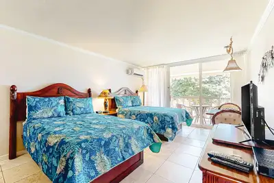 Image de Top-floor beach studio - partial ocean views - steps to beachside pool & hot tub