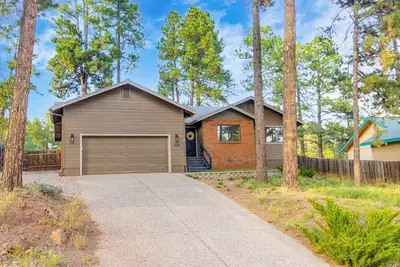 Image de The Ponderosa - New! Stylish Flagstaff Home with Hot Tub!