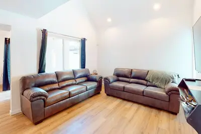 Image de Charming two-story townhouse with a full kitchen, washer/dryer, & pool access