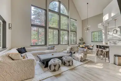 Image de Cozy chalet with private hot tub & access to pool/tennis- walk to Sandy River