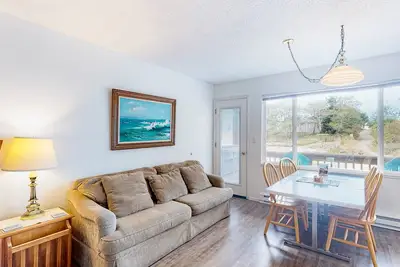 Image de Dog-friendly, riverfront suite at oceanfront Proposal Rock Inn - steps to beach