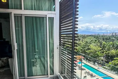 High-rise condo with expansive views, pool, deck, & scenic balcony